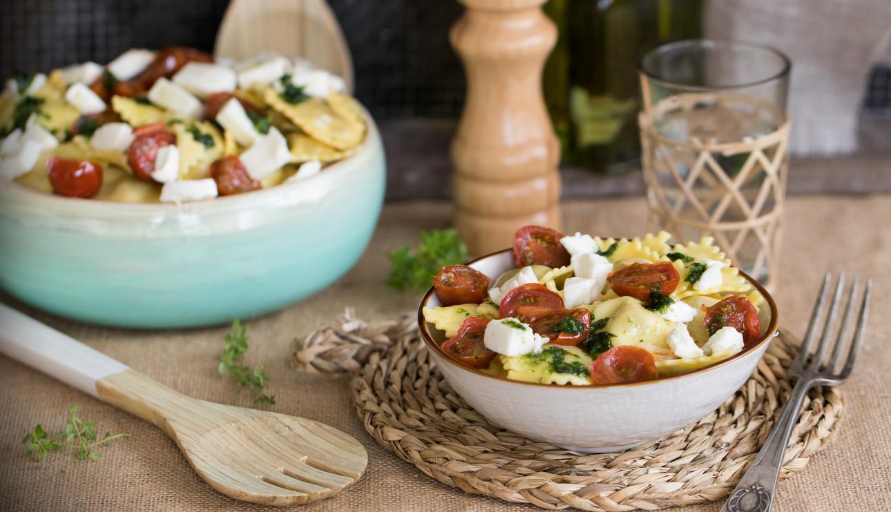 Ravioli de setas del bosque con tomates cherry, pesto y mozzarella de búfala