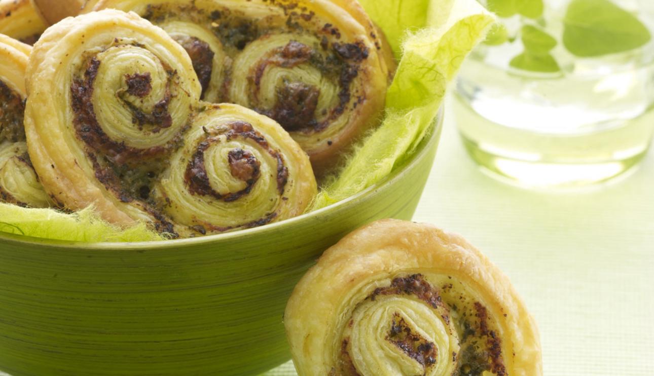 Hojaldres de queso y pesto