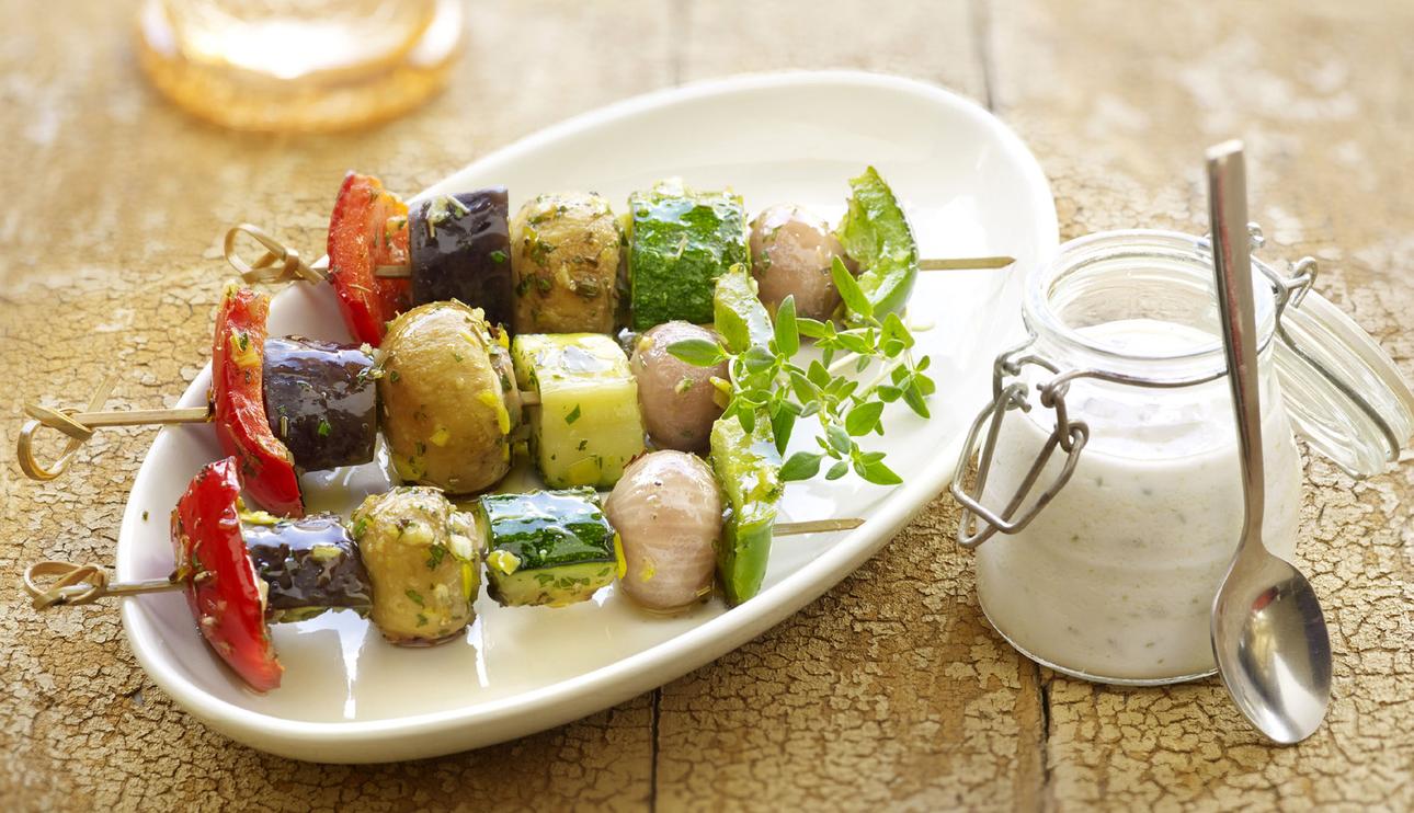 Brochetas de verduras con salsa de yogur