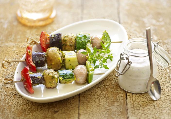 Brochetas de verduras con salsa de yogur