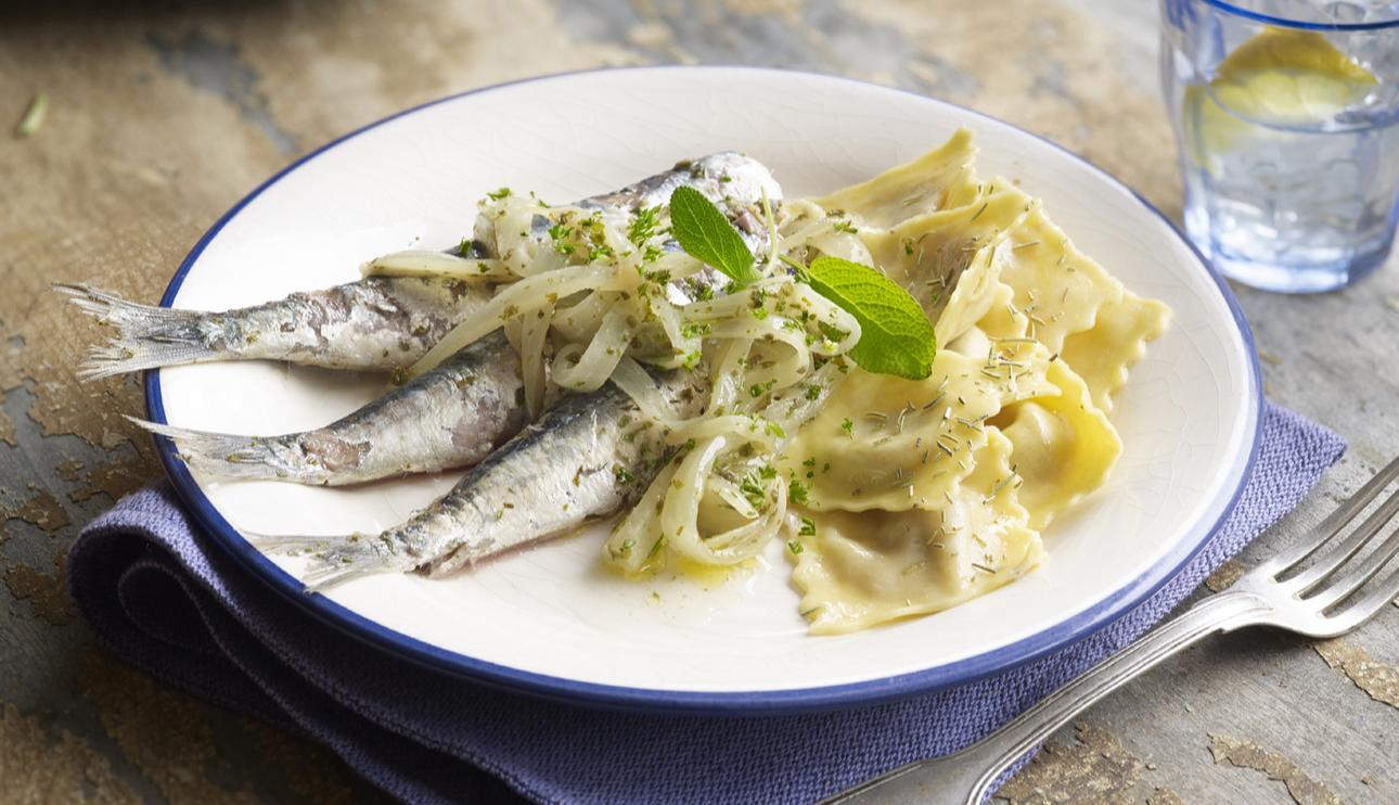 Sardinas a las hierbas con ravioli de manzana