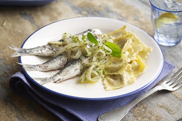 Sardinas a las hierbas con ravioli de manzana