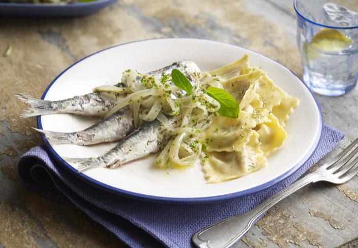 Sardinas a las hierbas con ravioli de manzana