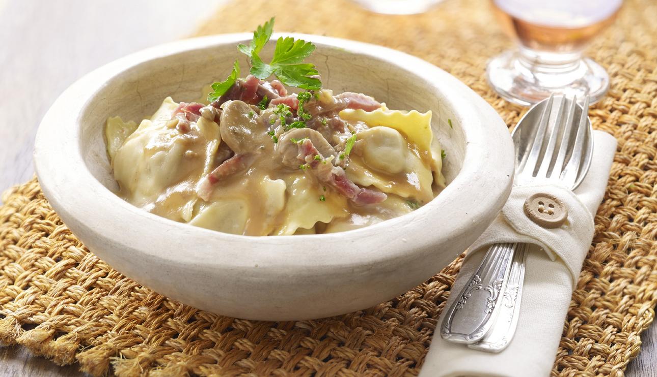 Ravioli con salsa de setas y jamón