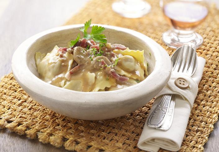 Ravioli con salsa de setas y jamón