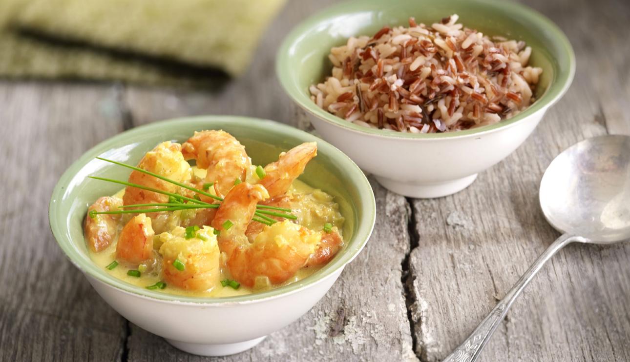 Gambas al curry con arroz salvaje