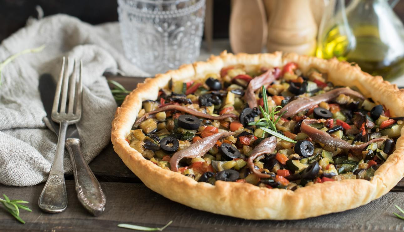 Tarta de hojaldre rellena de verduras y anchoas
