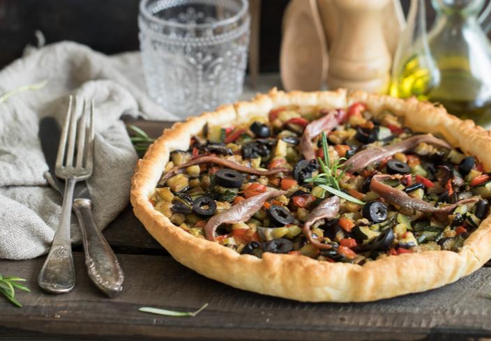 Tarta de hojaldre rellena de verduras y anchoas