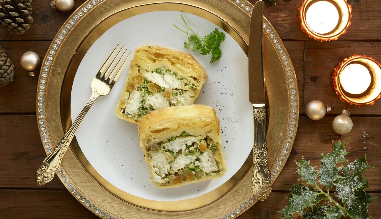 Pastel de hojaldre relleno de rape con pasas y piñones