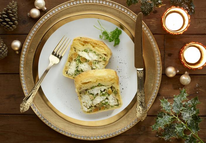 Pastel de hojaldre relleno de rape con pasas y piñones