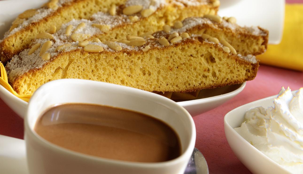 Desayuno goloso con chocolate y bizcocho