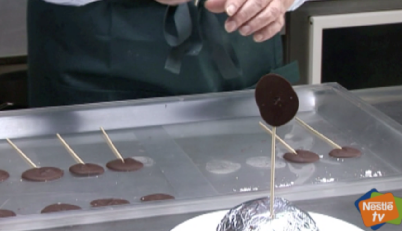 Piruletas de chocolate con sal y aceite