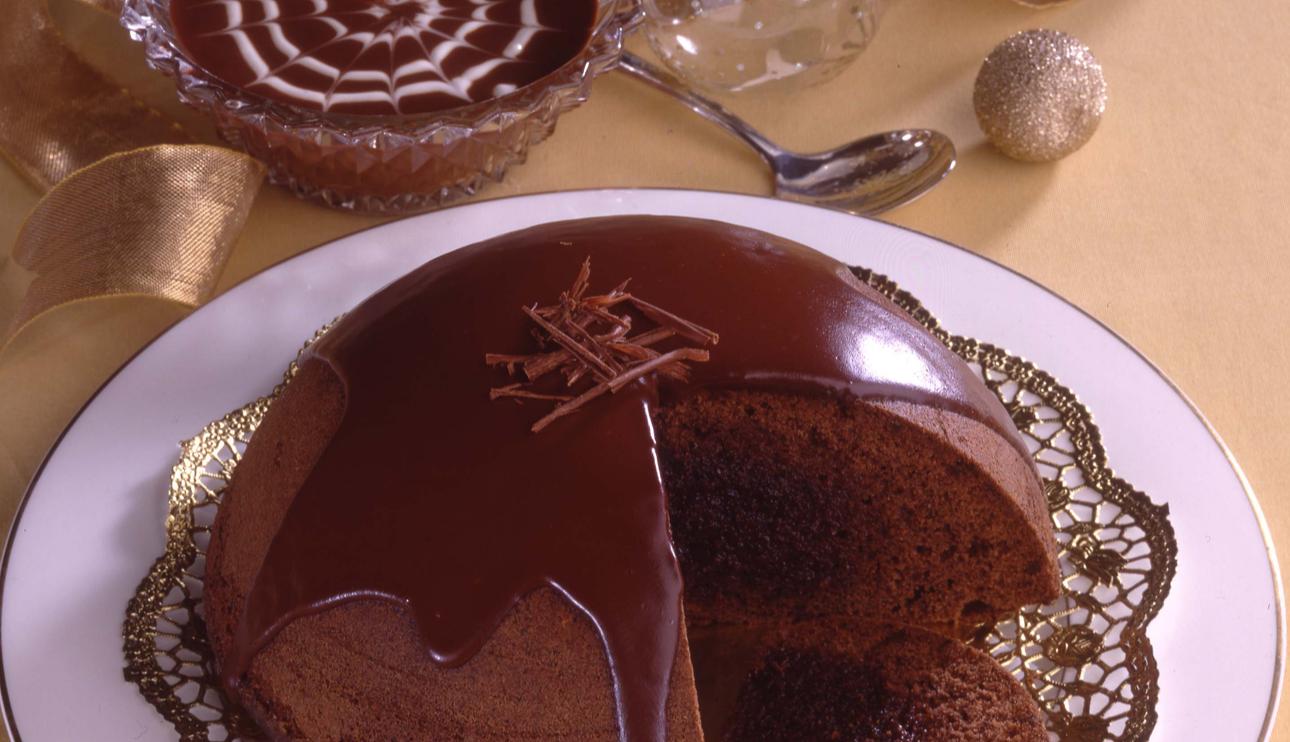 Bomba de chocolate con salsa de chocolate y nata