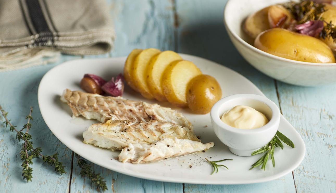 Lubina a la sal al horno con patatas confitadas