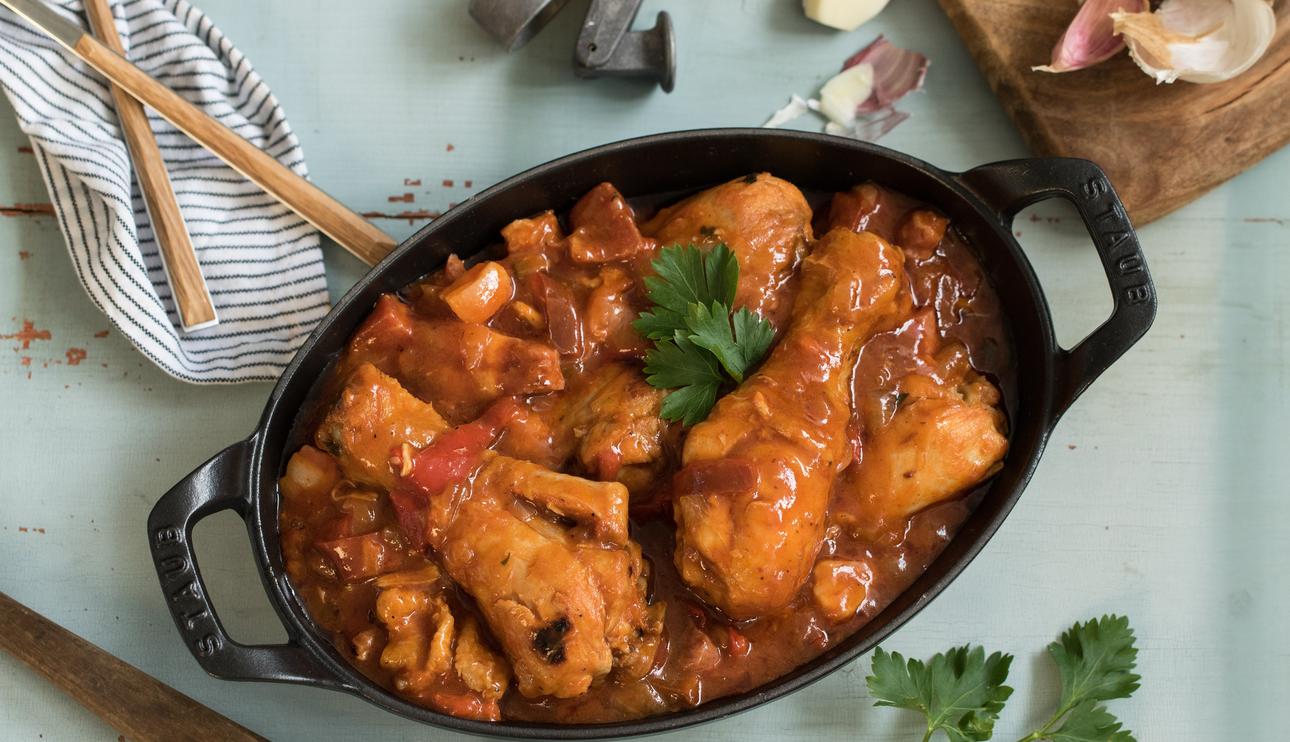 Pollo en salsa con pimientos rojos