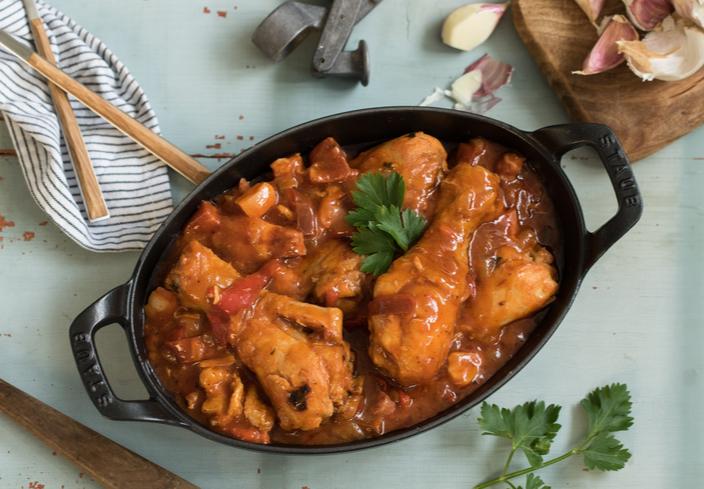 Pollo en salsa con pimientos rojos