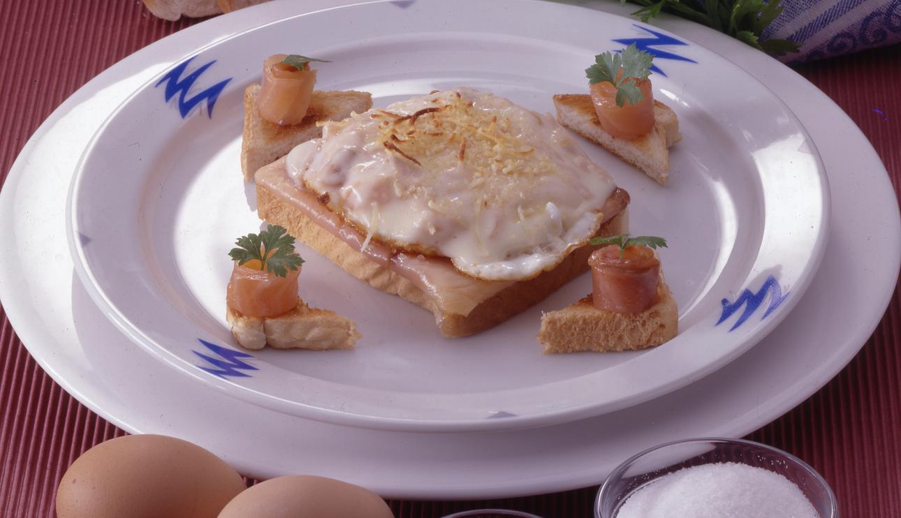 Tostas de salmón y huevo