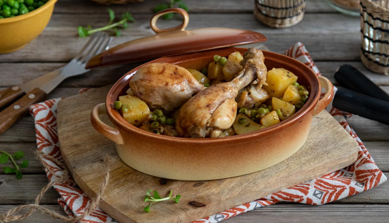 Muslos de pollo al horno con patatas y guisantes