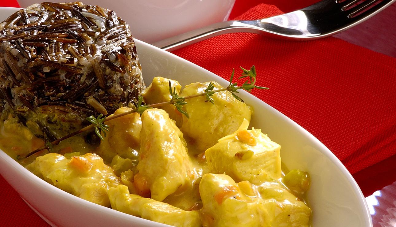 Pollo ligero al curry con arroz salvaje