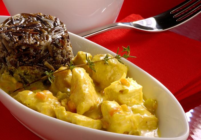 Pollo ligero al curry con arroz salvaje