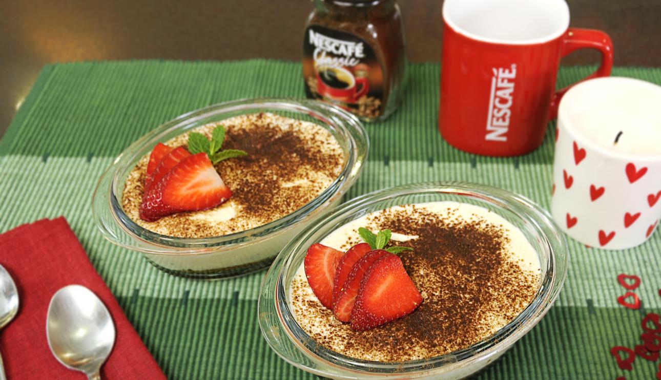 Tiramisú con yogur griego y fresones