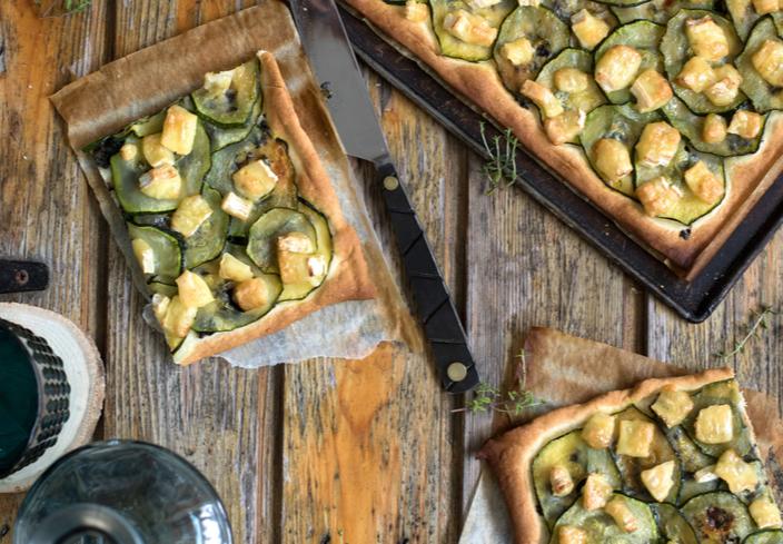 Pizza de calabacín y camembert con aceitunas