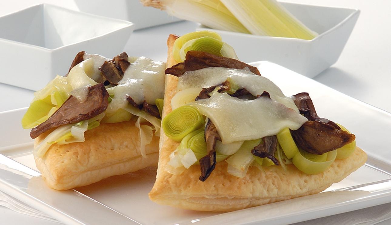 Pastelitos de hojaldre con puerros y boletus