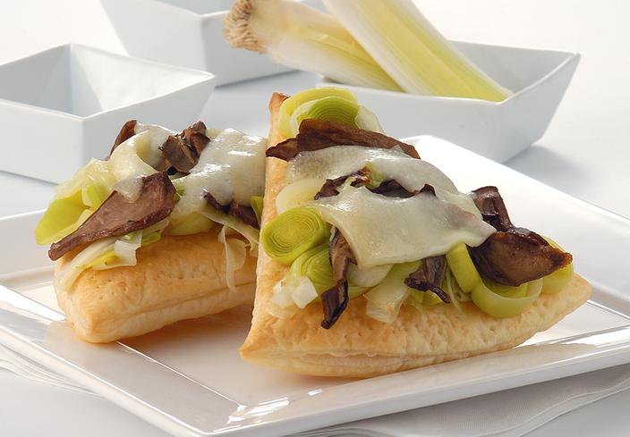 Pastelitos de hojaldre con puerros y boletus