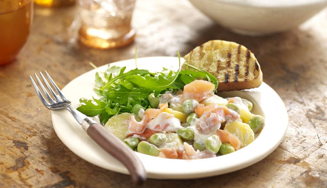 Ensalada de patatas, salmón y habas