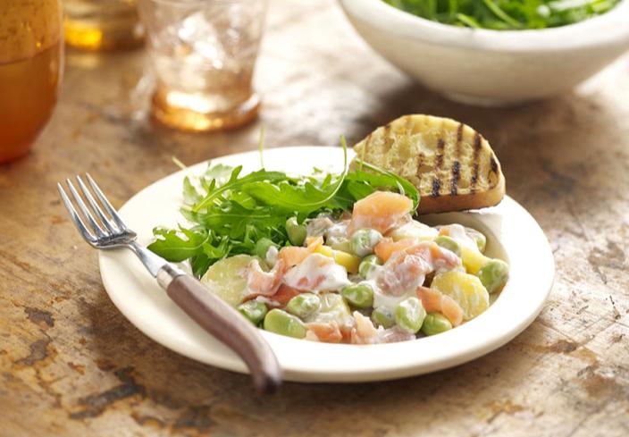 Ensalada de patatas, salmón y habas