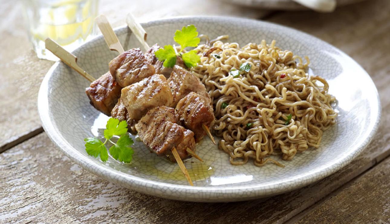 Pinchos morunos con fideos yakisoba