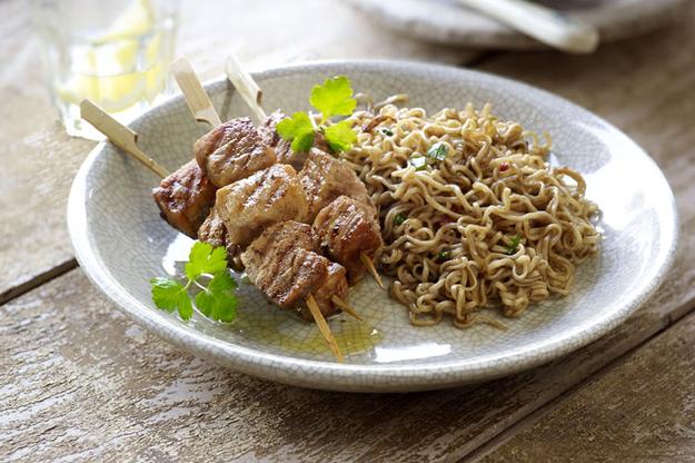 Pinchos morunos con fideos yakisoba