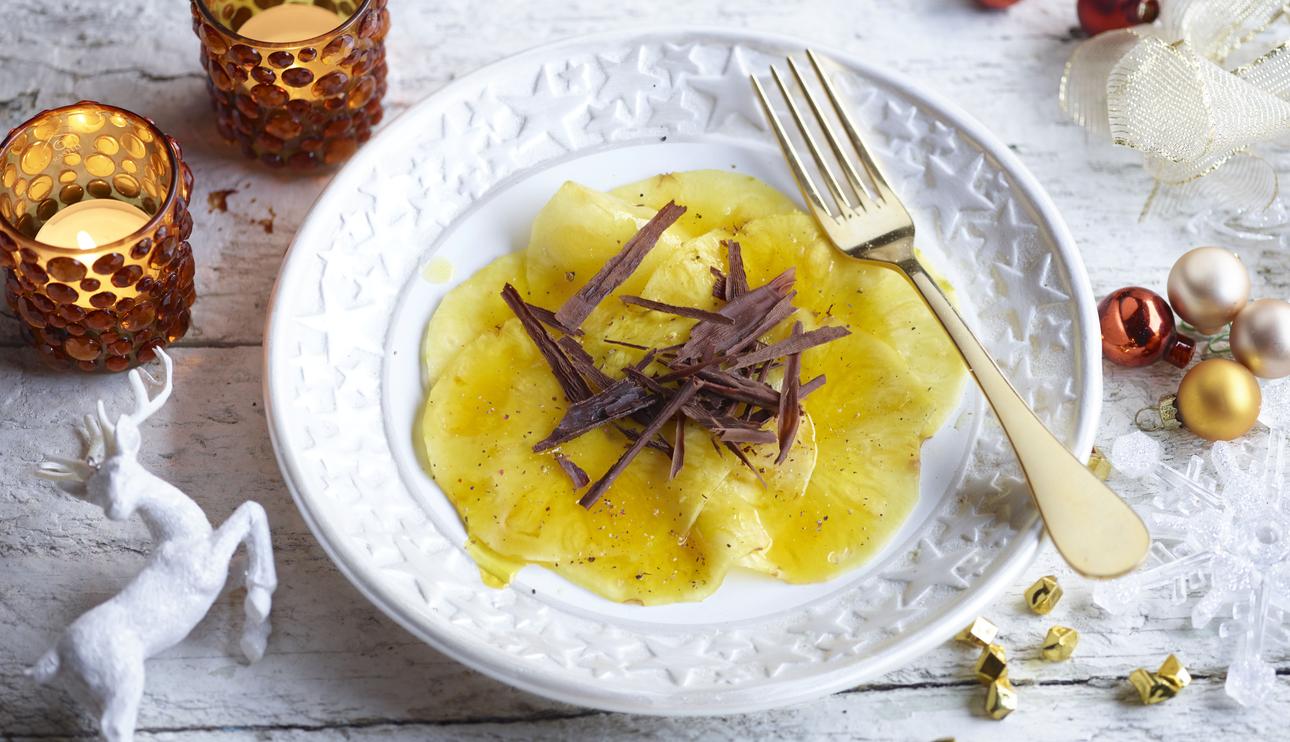 Carpaccio de piña con virutas de chocolate