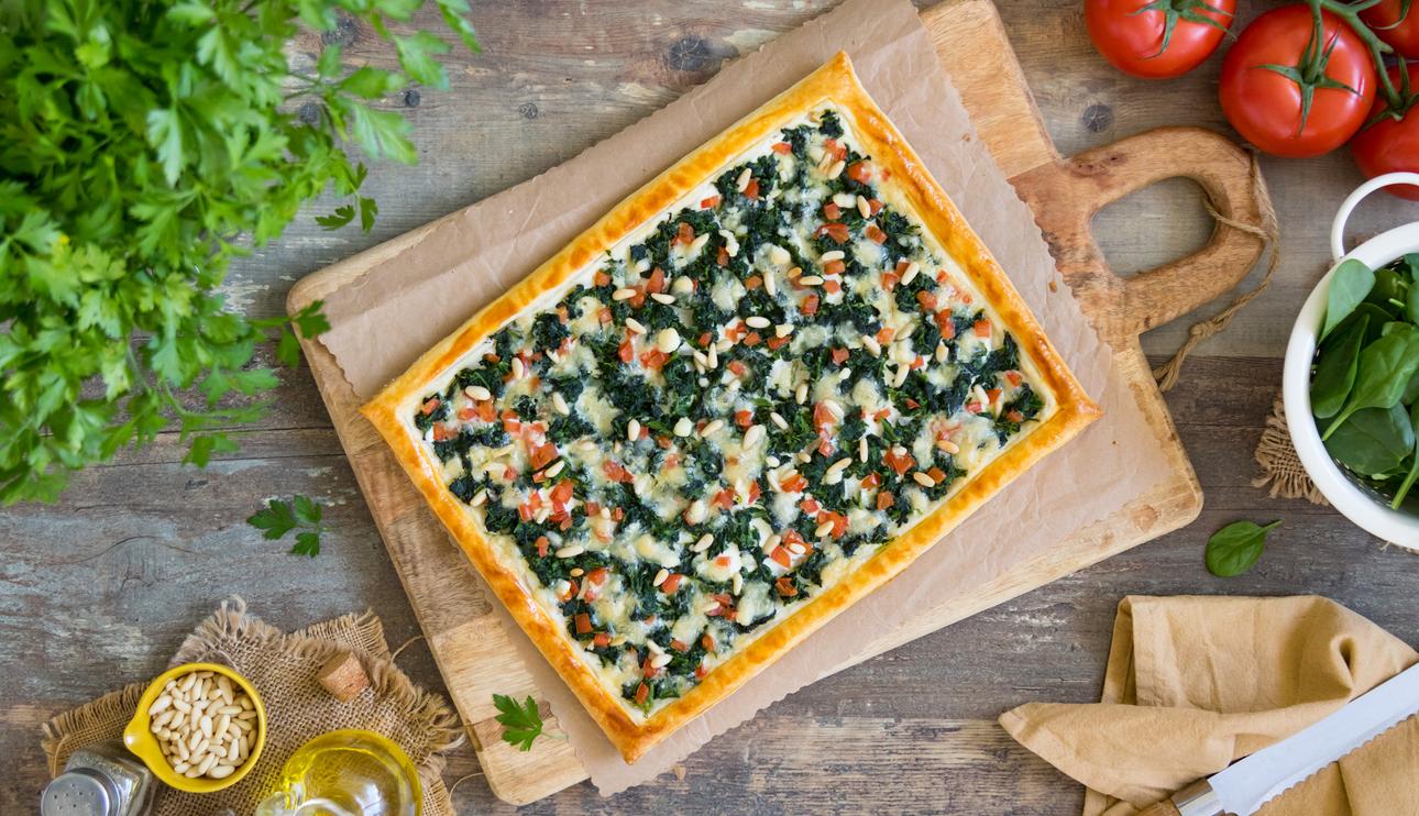 Tarta de hojaldre de espinacas y queso de cabra con piñones