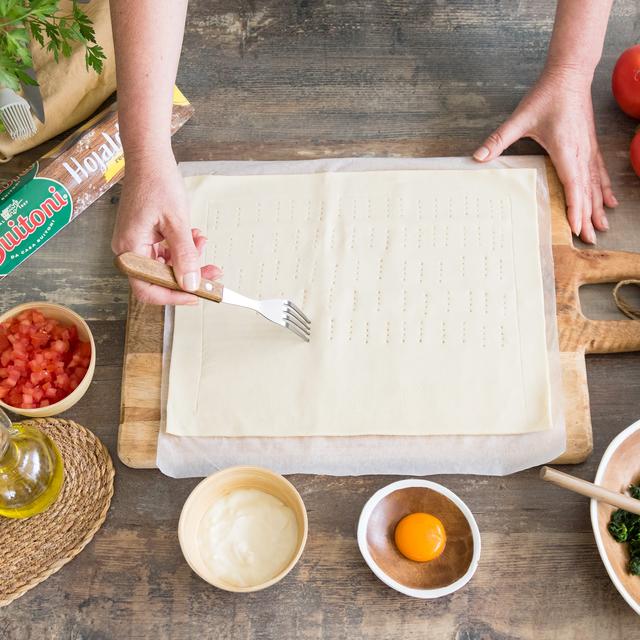 Tarta de hojaldre de espinacas y queso de cabra con piñones