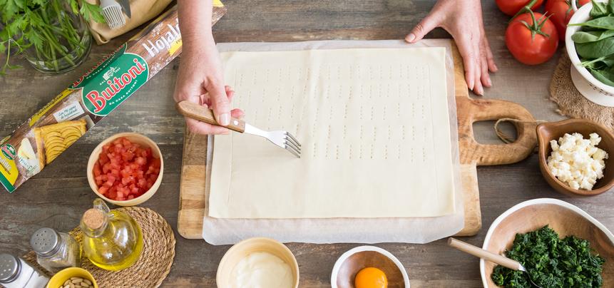 Tarta de hojaldre de espinacas y queso de cabra con piñones