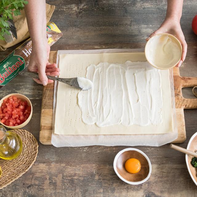 Tarta de hojaldre de espinacas y queso de cabra con piñones
