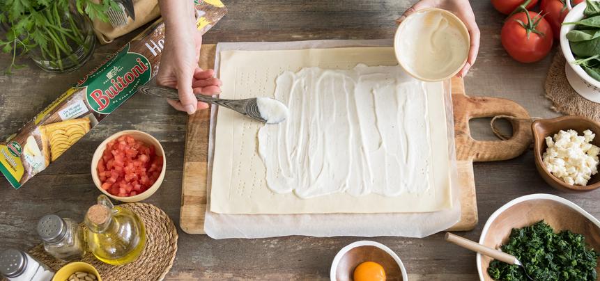 Tarta de hojaldre de espinacas y queso de cabra con piñones