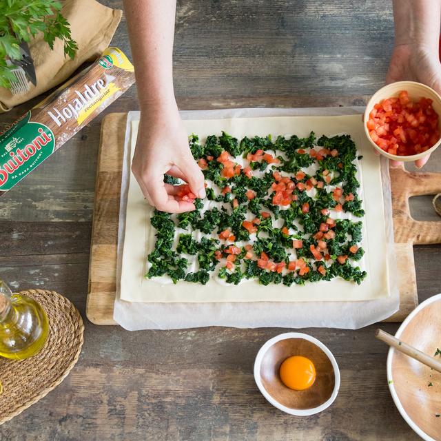 Tarta de hojaldre de espinacas y queso de cabra con piñones