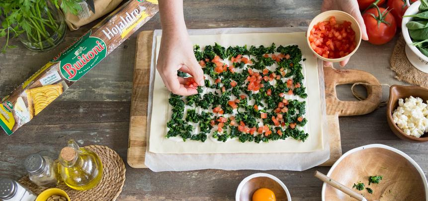 Tarta de hojaldre de espinacas y queso de cabra con piñones