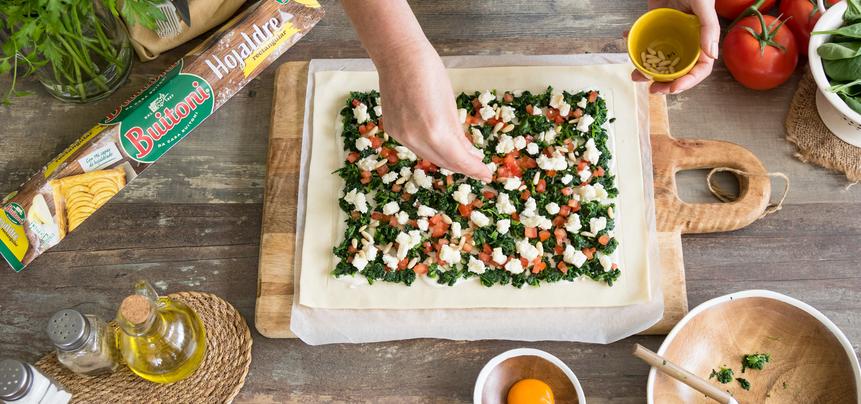Tarta de hojaldre de espinacas y queso de cabra con piñones