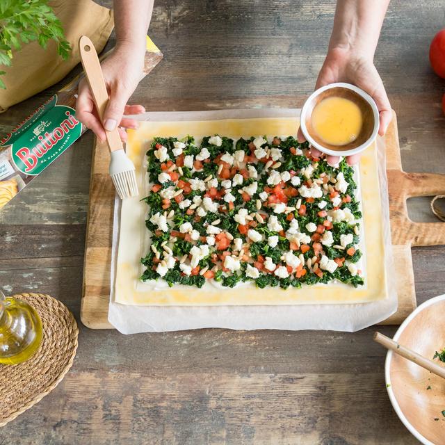 Tarta de hojaldre de espinacas y queso de cabra con piñones