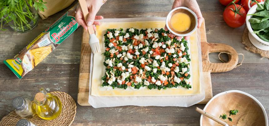 Tarta de hojaldre de espinacas y queso de cabra con piñones
