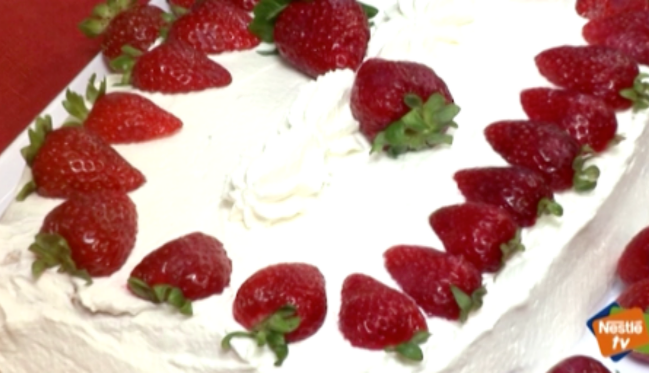 Pastel express. tarta de fresones con nata