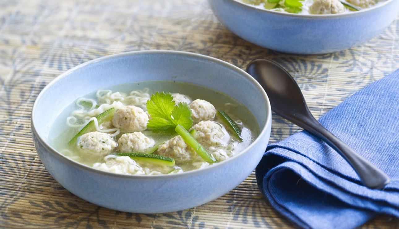 Sopa de pollo oriental con bolitas picantes