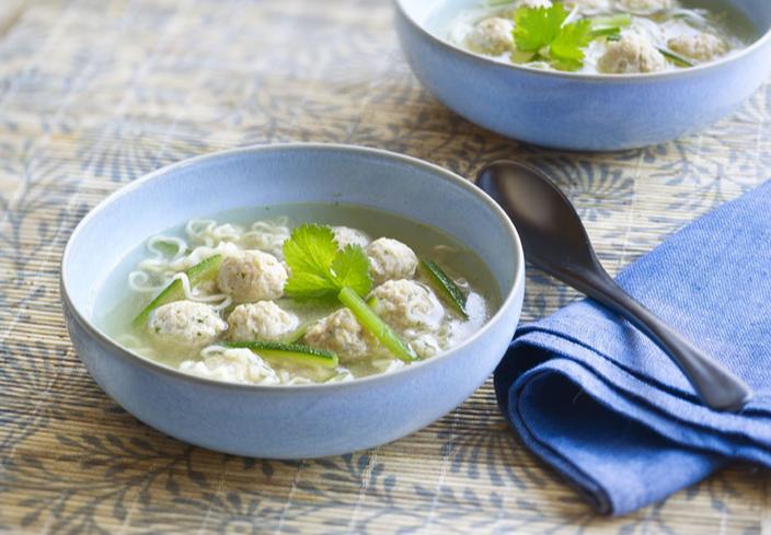 Sopa de pollo oriental con bolitas picantes