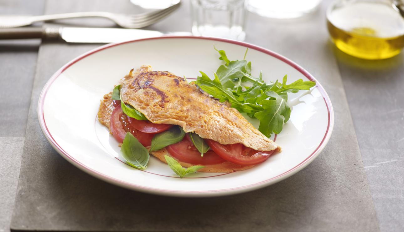 Tortilla de tomate y albahaca