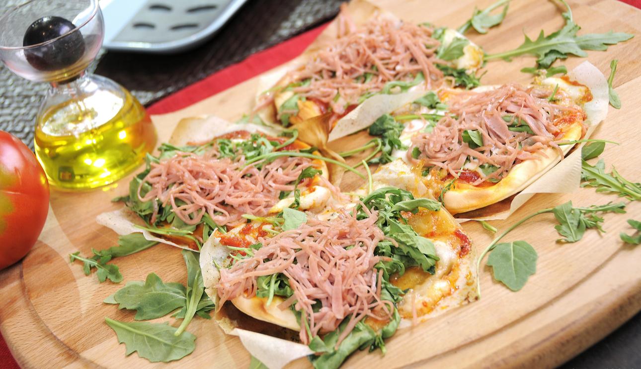 Pizzetas de mortadela y rúcula