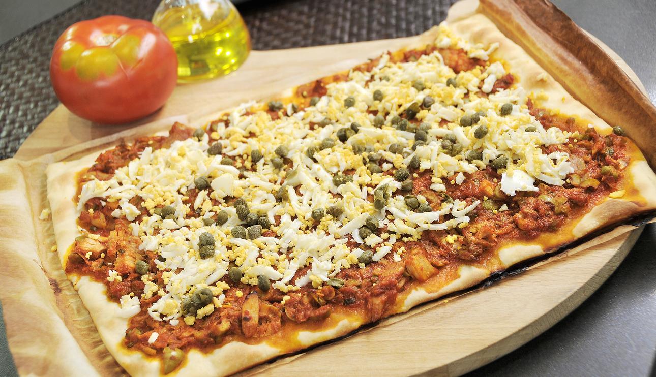 Pizza de atún y huevo duro
