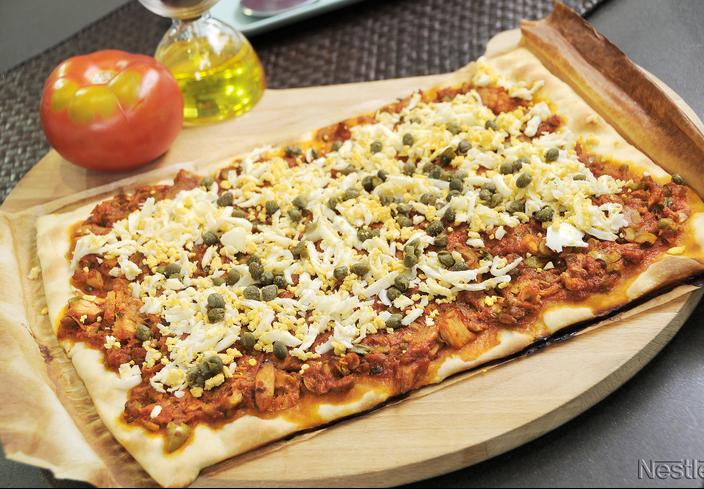 Pizza de atún y huevo duro